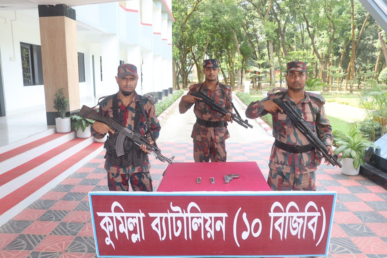 কুমিল্লায় বিদেশি পিস্তল ও ম্যাগাজিন উদ্ধার